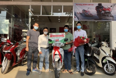 Trao thưởng xe máy cho Quý Đại Lý Phong Thúy- Tuyên Quang